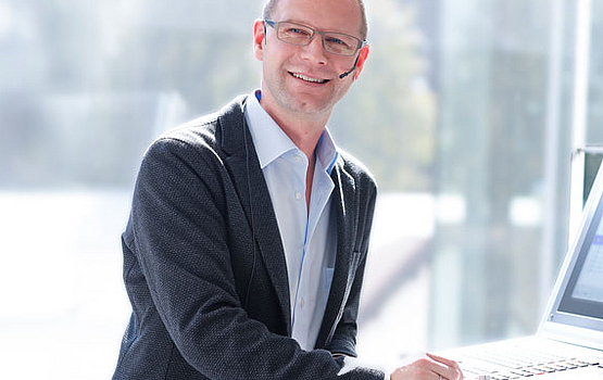 Person arbeitet an einem Computerterminal