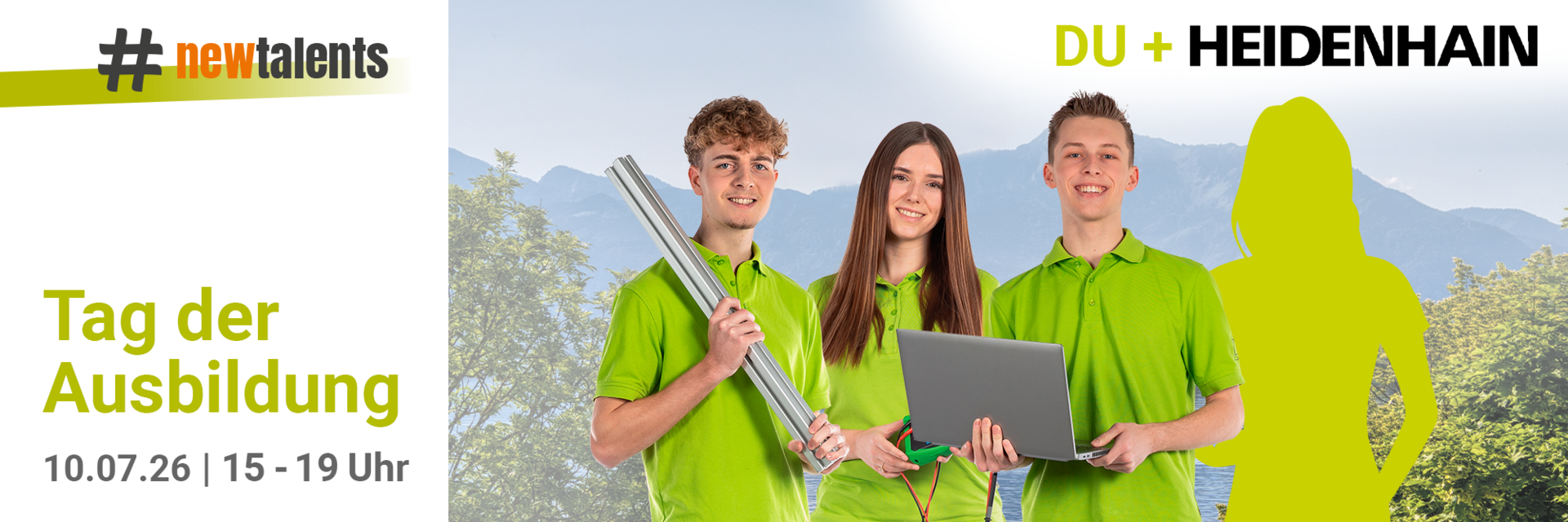 Mehrere Personen stehen vor einer technischen Kulisse und halten verschiedene Arbeitsmaterialien