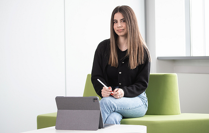 Kaufmännische Azubine mit Tablet beim arbeiten