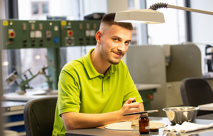 Auszubildender bei der Arbeit